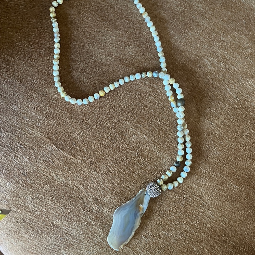 Beaded Necklace with Agate Pendant